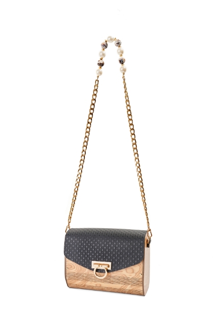 Aura Charming Black resmi