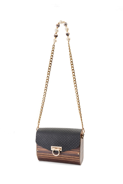 Aura Rosso Black resmi