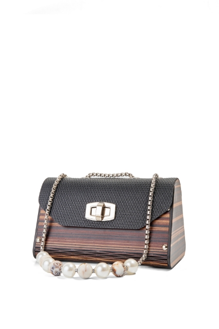 Livia Terra Black resmi