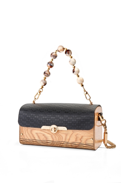 Myra Charming Black resmi