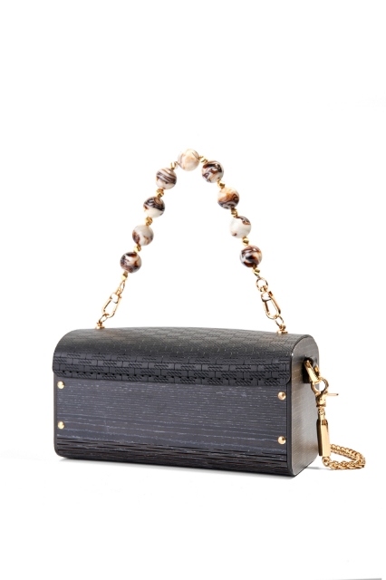 Myra Noir Black resmi