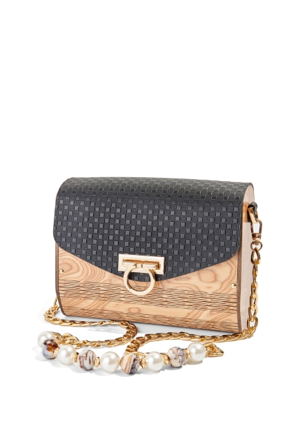 Aura Charming Black resmi