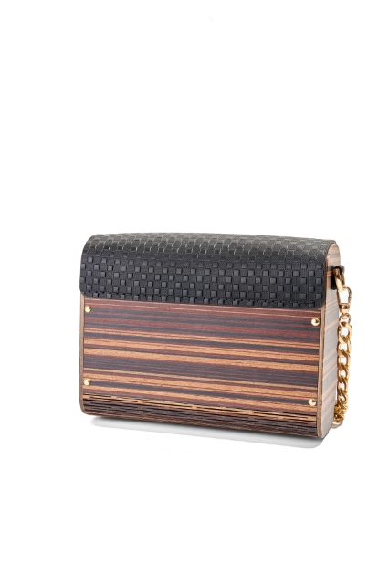 Aura Rosso Black resmi