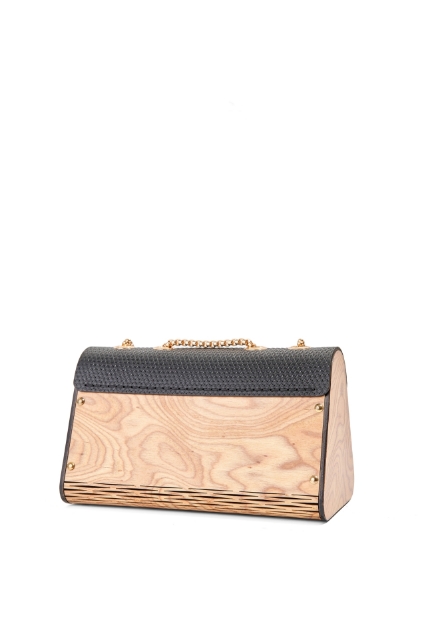 Livia Charming Black resmi