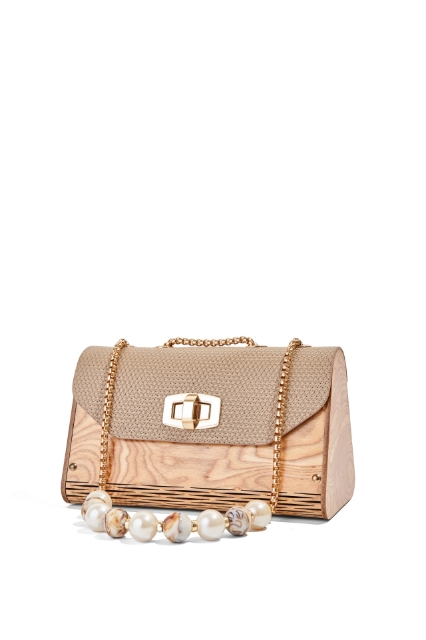 Livia Charming Beiege resmi