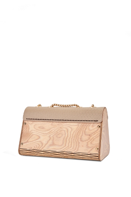 Livia Charming Beiege resmi