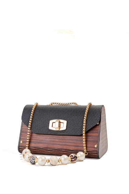 Livia Terra Black resmi