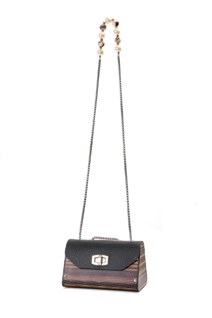 Livia Terra Black resmi