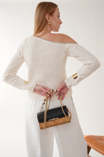 Myra Charming Black resmi