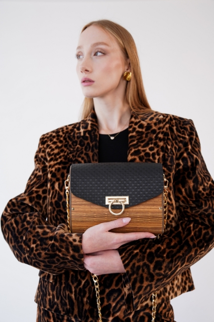 Aura Olea Black resmi