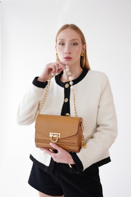 Aura Charming Taba resmi