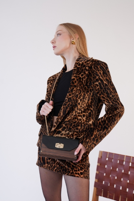 Livia Noir Black resmi