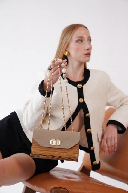 Livia Charming Beiege resmi