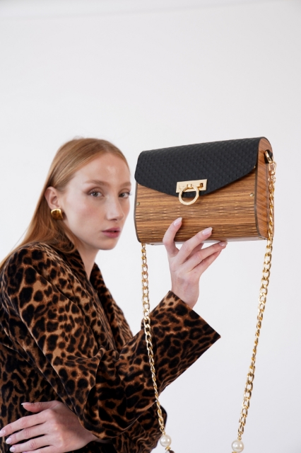 Aura Charming Black resmi